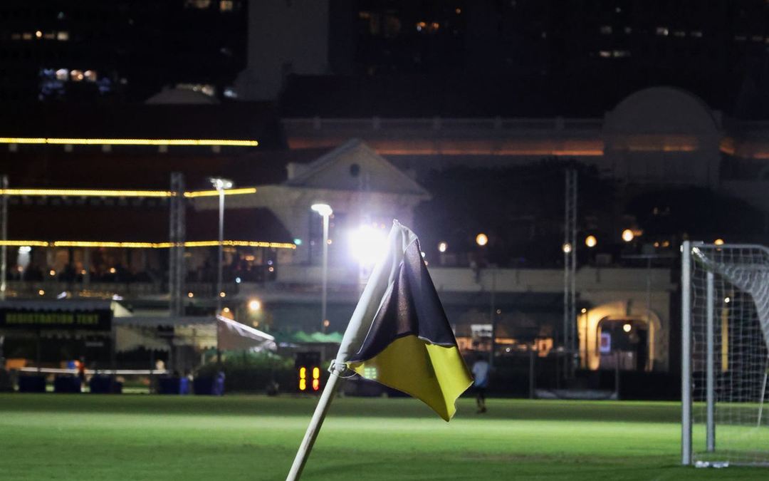 Lapangan sepak bola di malam hari