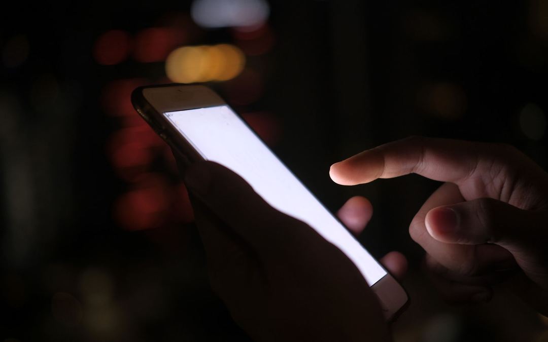 Pengguna mengoperasikan ponsel cerdas dengan nyaman