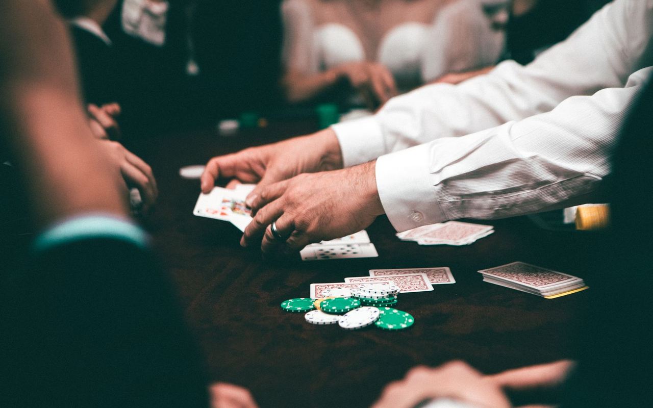 Kartu dan chip poker di atas meja