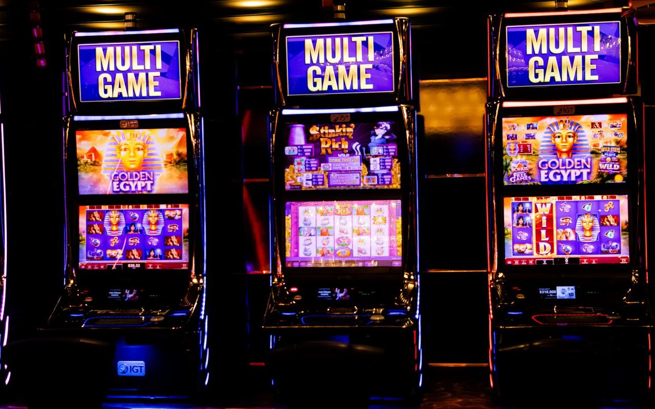 Layar mesin slot dengan simbol berwarna-warni
