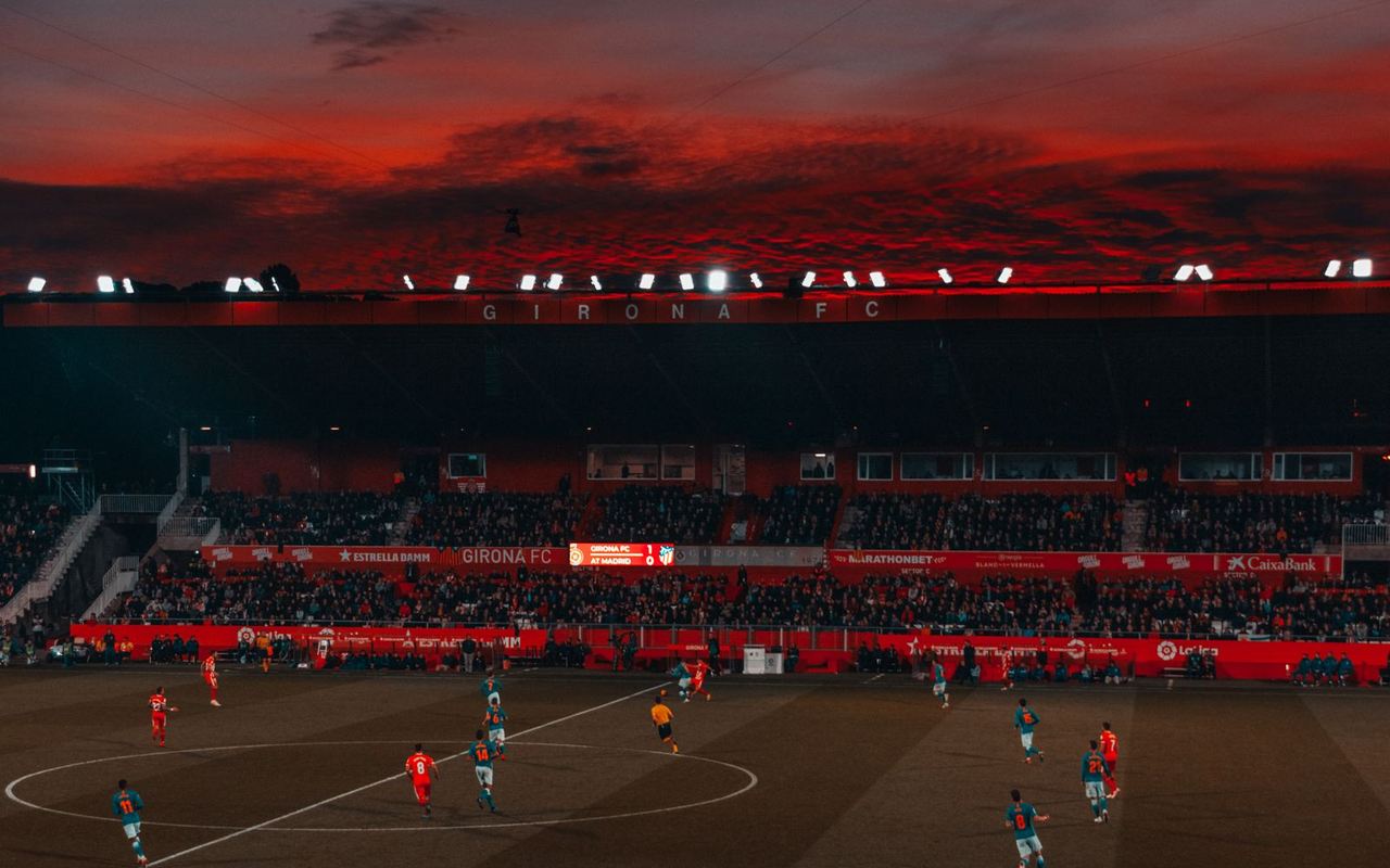 Stadion sepak bola saat senja