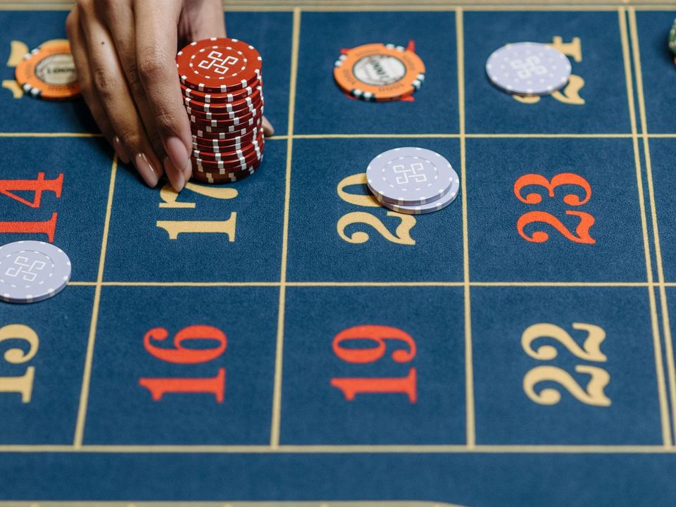 Papan rolet dengan chip taruhan tersebar