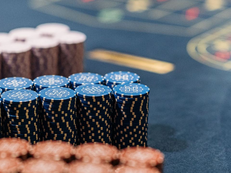 Tumpukan chip poker warna-warni
