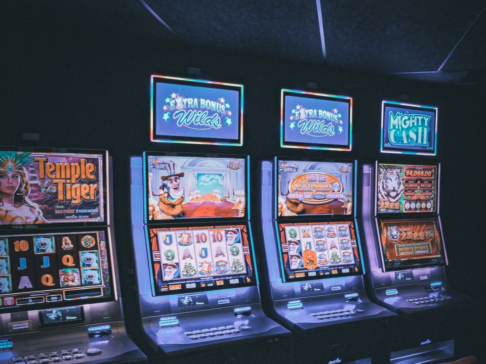 Barisan mesin slot di lantai permainan